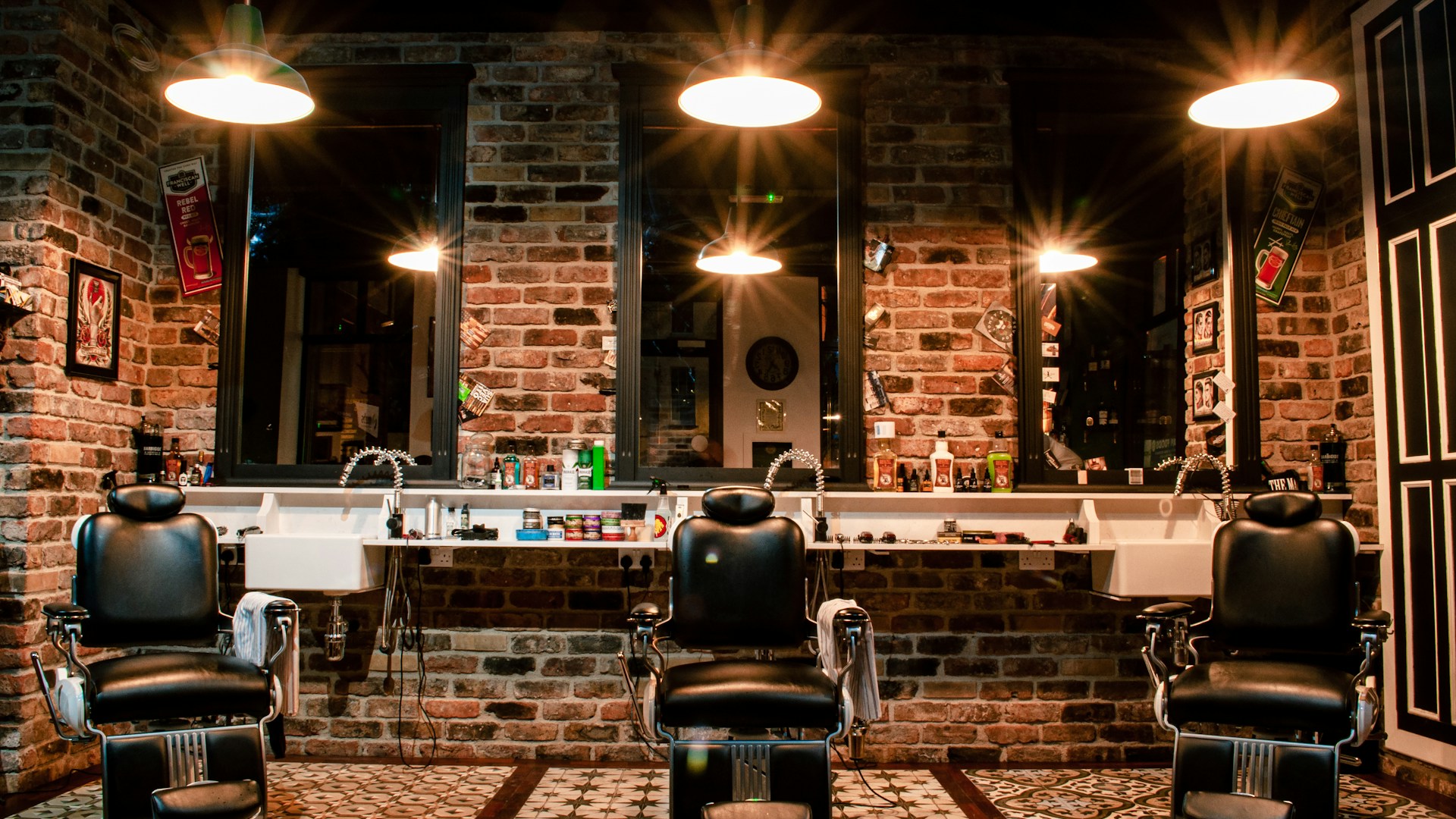 Interior elegante de barbería Wyvion