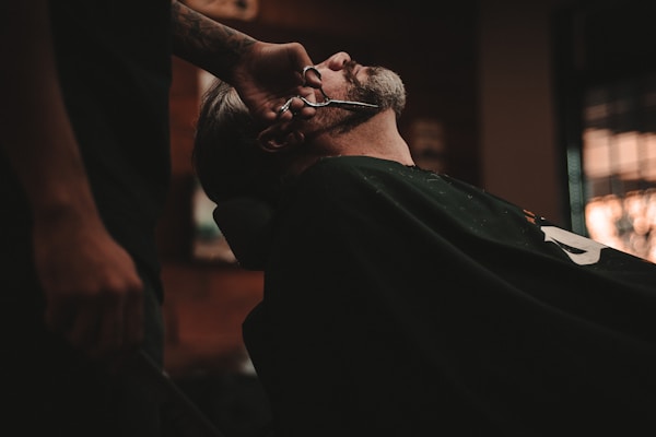 Maestro barbero trabajando con precisión