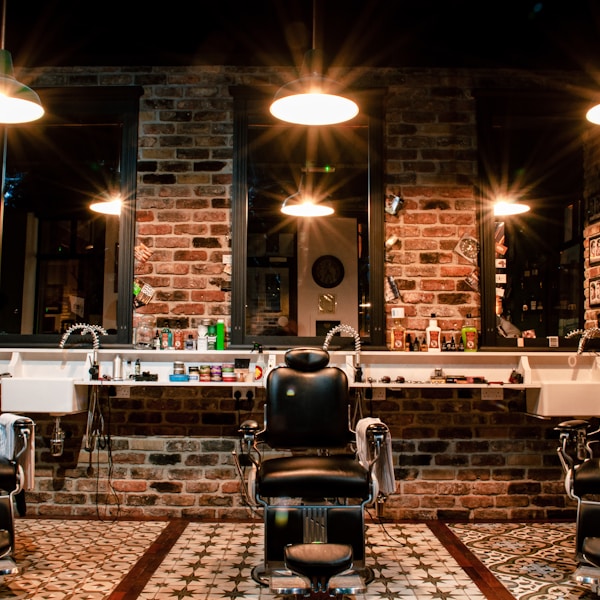 Interior de la barbería durante horas de servicio